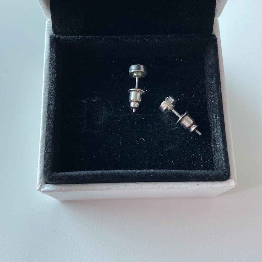 Circular diamond studs - Picture 2 of 3